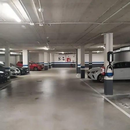 Apartment Espacioso, 4 Hab, Parking Gratis & Lic: Ebi-02928 *